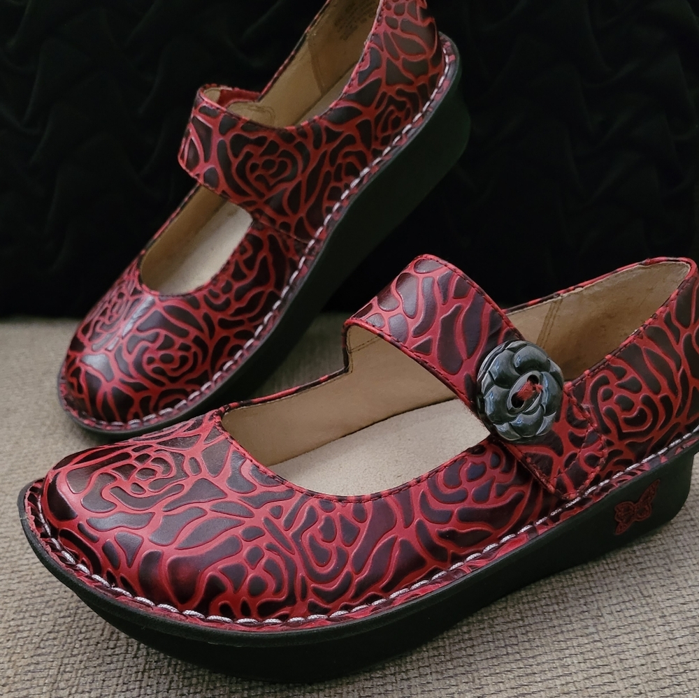 ALEGRIA PALOMA 534 WINE ROSE EMBOSSED LEATHER CLOGS